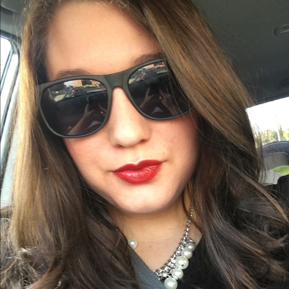 Meet your Posher, Kelly - Picture 1 of 2